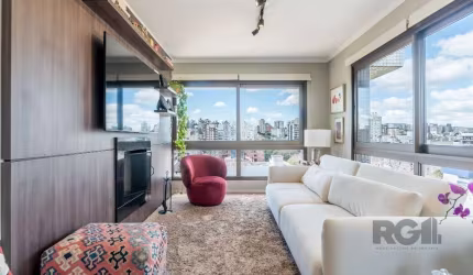 Apartamento semi-mobiliado com 95,32m², 2 suítes e 2 vagas no bairro Petrópolis. Living para 2 ambientes com lareira, lavabo, cozinha americana com churrasqueira e área de serviço separada. Grandes ab