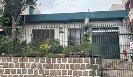 Descubra esta incrível casa à venda na Rua Doutor Aurélio Py, localizada no charmoso bairro Medianeira, em Porto Alegre. Com uma ampla área privativa de 300 m², oferece espaço e conforto para sua famí