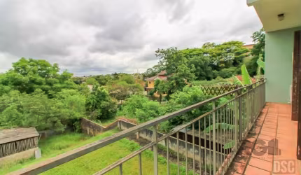Casa para venda bairro Glória, proximidades da Avenida Oscar Pereira e 3ª Perimetral (Av. Cel. Aparício Borges) e novo Bourbon Teresópolis. Casa composta de dois pavimentos, sendo no pavimento térreo 