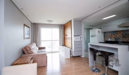 Apartamento mobiliado, três dormitórios, sendo um deles suite, sacada com churrasqueira, andar alto, bem iluminado, com vista para uma bela praça, 2 vagas de garagem cobertas. Ar condicionado nos dorm