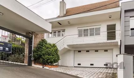 Excelente casa em condomínio fechado no Verdes Campos, com 213m² de área privativa, 3 pavimentos, 3 dormitórios sendo 2 amplas suítes, 1 gabinete (escritório), living para 3 ambientes, cozinha planeja