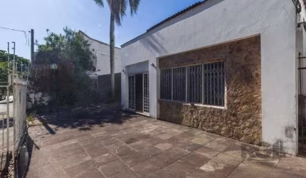 CASA Desocupada, terreno com 14,00 de frente que abre para os fundos para 23 m laterais com 21 e 24 metros perfazendo um Total de 393,00 m2 peças amplas, No Térreo hall de entrada, Living com Lareira,