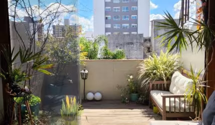 Ótima cobertura duplex no Higienópolis, de frente, toda reformada, com 83m² privativos, de 1 dormitório. Possui hall de entrada, sala ampla com rebaixe em gesso, 1 dormitório, banheiro com box de vidr
