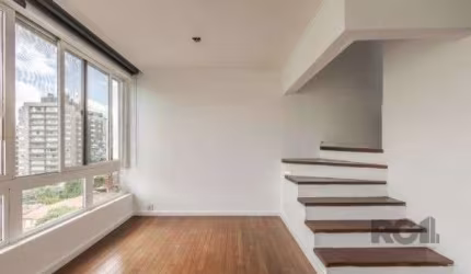 Ótima e ampla cobertura duplex no Moinhos de Vento, DESOCUPADA, com 231m² privativos,  de 3 dormitórios e 2 vaga. Possui no andar inferior: living amplo para 2 ambientes com ótimos janelões proporcion