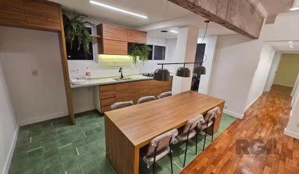 Apartamento impecável  /  3 dormitórios / 1 suíte / Bairro Santana&lt;BR&gt;&lt;BR&gt;Apartamento com 93 m² totalmente reformado de 03 dormitórios, sendo 01 suíte,  amplo living com vista  integrado a