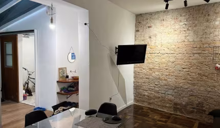 Apartamento com 02 quartos, em Ótima Localização no Centro Histórico.  &lt;BR&gt;&lt;BR&gt;Se você está em busca de um lar acolhedor e estrategicamente localizado, este apartamento na rua Espírito San