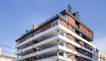 Apartamento duplex de 177m² com 3 suítes, sendo 2 americanas, estar íntimo, living com pé-direito duplo e cozinha americana com 61m², área de serviço fechada com entrada independente de serviço, sacad
