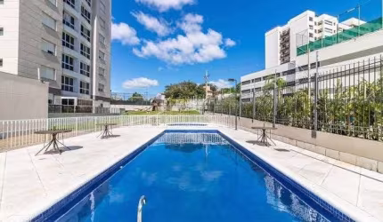 Apartamento semi mobilado, são 3 dormitórios, transformado em 2, sendo um suíte master com closet, amplo living com 3 ambientes e lareira, churrasqueira, cozinha, área de serviço, além de 2 vagas de g