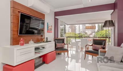 Bem-vindo ao seu novo lar! No encantador bairro Petrópolis, onde o charme e a sofisticação se encontram. Este apartamento à venda é uma verdadeira joia no mercado residencial, são dois dormitórios, co