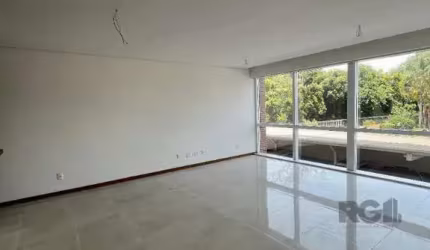 Excelente apartamento de 104,19m² no bairro Petrópolis! O imóvel conta com 3 dormitórios sendo 1 suíte, banheiro social, amplo living para 2 ambientes, cozinha americana com churrasqueira, área de ser