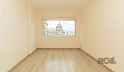 Belíssimo apartamento no Condomínio SOLAR MERIDIEN, localizado na charmosa Rua Duque de Caxias ao lado do Palácio Piratini, Catedral e Teatro São Pedro, este apartamento de 50m² de área útil é ideal p