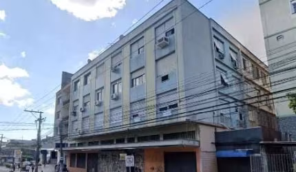 Excelente apartamento muito bem localizado com 67m², sendo (2) dormitórios de fundos, sol da manhã, cozinha ampla, área de serviço. Dois lances de escada condomínio baixo e próximo de TODOS os recurso