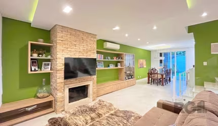 Excelente casa para comprar, semi mobiliada com 2 vagas de garagem, 3 suítes com móveis fixos e persianas automatizadas, living para 2 ambientes com lareira, lavabo, cozinha com móveis planejados, esp