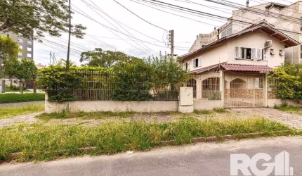 Casa de esquina com 253m² de área construída no Jardim Itú com 5 dormitórios, sendo uma suíte, 3 banheiros, amplo living de 2 ambientes com lareira, copa-cozinha grande com saída/chaminé para fogão a 
