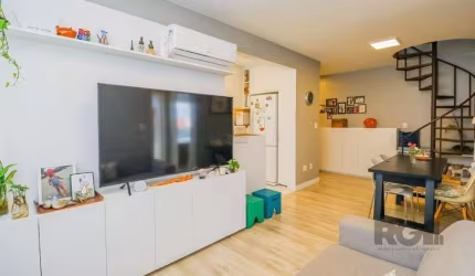 LINDA COBERTURA! Localizada no Bairro Cristo Redentor, ideal para quem busca uma vida mais sustentável, 02 dormitórios sendo uma suíte, living 2 ambientes, imóvel bem iluminado, bem ventilado, reforma