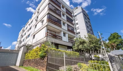 Ótima e ampla cobertura duplex no bairro Petrópolis, próximo da Av. Protásio Alves, fundos, com 261m² privativos, de 3 dormitórios e 2 vagas. Possui no andar inferior: sala ampla para 2 ambientes, 3 d