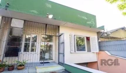 Ótima e ampla casa no bairro Petrópolis, podendo ser residencial ou comercial, com 230m² construídos, de 3 dormitórios e 4 vagas. Possui sala ampla para 3 ambientes, 3 dormitórios sendo 1 suíte, banhe