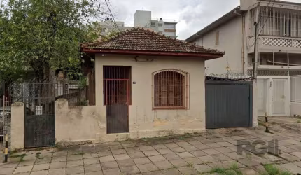 TERRENO COM CASA ANTIGA PRECISANDO DE MUITAS REFORMAS. &lt;BR&gt; TERRENO COM 11 X 44