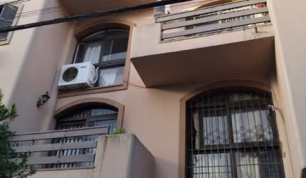 Cobertura Duplex 210m² privaivos, compota de living 3 ambientes, 3 dormitóros, cozinha e área de serviço, circulação e banheiro social com ventilação natural, segundo piso composto de living 2 ambient