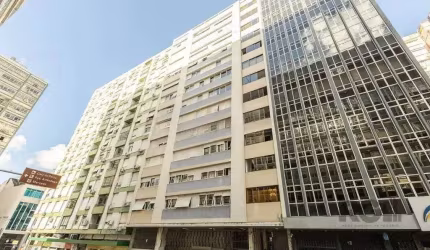 Belíssimo apartamento e excelente conservação, com 4 dormitórios, sendo 2 suítes, living para 4 ambientes bem definidos, copa/cozinha, 3 banheiros, armários planejados, semi-mobiliado, 1 vaga/box de g