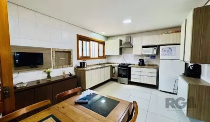 Casa Pronta para morar à venda em Condomínio Fechado Exclusivo! Casas individuais não geminadas, segurança, conforto e praticidade! No térreo temos um living amplo e funcional com ambientes integrados