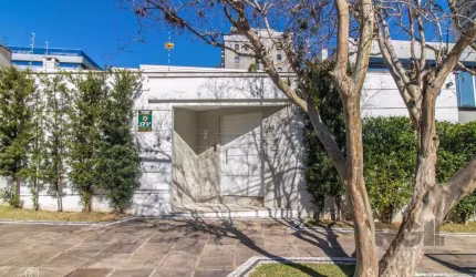 Mansão com 570m2, 4 quartos, 3 suítes, impecável com elevador e na melhor localização do bairro Descubra o luxo e a sofisticação desta espetacular residência de 570 m², onde cada detalhe foi pensado p
