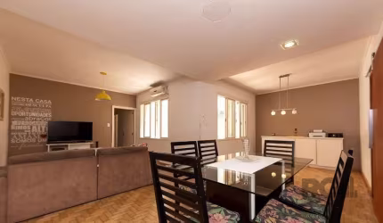 Apartamento amplo com 03 (três) quartos no bairro Independência, com dois banheiros sendo um deles com hidromassagem,  sacada com churrasqueira, lavanderia separada e ventilação cruzada, em ótima loca