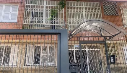 Lindo garden como novo, totalmente repaginado por arquiteto, ótima orientação solar. Próximo ao Zaffari da Cabral e colégio Leonardo Da Vinci. Apartamento todo em porcelanato com 90m2 privativos, 2 do