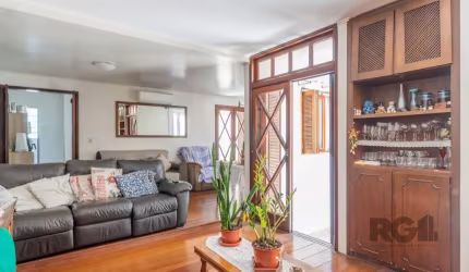 Casa espaçosa com living em 2 ambientes, lavabo, cozinha planejada, sala de jantar e um jardim de inverno que ilumina naturalmente a sala. A área íntima conta com quatro dormitórios, sendo duas suítes