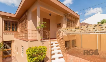 Casa localizada no bairro Jardim Ipiranga, com 200m².de 2 pisos Imóvel com 4 dormitórios, sala de estar/jantar, cozinha, churrasqueira, 2 banheiros sociais, lavabo, área de serviço e pisos em porcelan