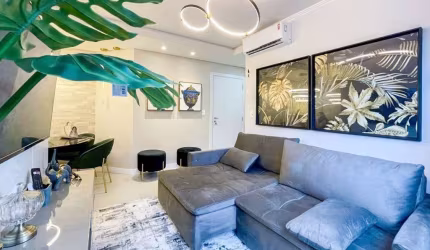 Lindo apartamento de 63m² com 2 dormitórios, 2 banheiros sendo uma suíte e um banheiro social. Living com sacada, muito bem localizado, todo mobiliado com móveis de ótima qualidade, planejado e decora