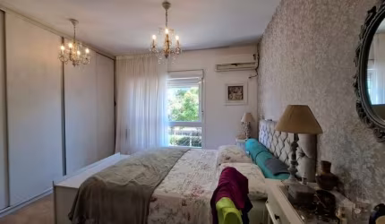 Belíssimo apartamento, mobiliado, moderno, com 79m² privativos, living com 2 ambientes e janelão que permite muita claridade e ventilação, banheiro social, cozinha americana planejada, com churrasquei