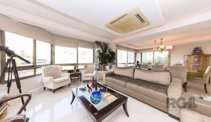 Apartamento sofisticado com design exclusivo e localização privilegiada. Originalmente com três suítes, sendo que a suíte master conta com um closet amplo e banheiro equipado com spa para momentos de 