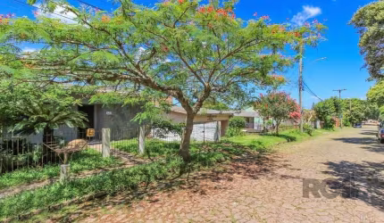 Casa térrea com 173m² privativos, 2 dormitórios, sendo 1 suíte, terreno de 10x30, 4 vagas e edícula. A casa possui uma ampla sala de estar com vista para a praça, proporcionando um relaxamento impar n
