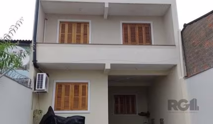 Casa com 3 quartos, 4 vagas de garagem, salão de festa com churrasqueira, sacada, no bairro Rubem Berta, Porto Alegre/RS&lt;BR&gt;&lt;BR&gt;Casa espaçosa e bem distribuída, com 3 dormitórios, ideal pa