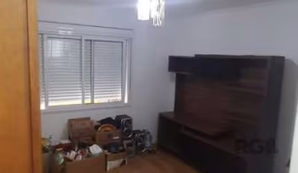 Apartamento com 3 quartos, vaga de garagem, no bairro Glória, Porto Alegre/RS&lt;BR&gt;&lt;BR&gt;Apartamento reformado, com 3 dormitórios, ideal para quem busca conforto e praticidade. O imóvel possui