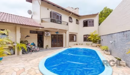 Imóvel com 4 dormitórios, sendo 2 suítes (uma delas com hidromassagem), possui um living amplo integrado em 2 ambientes, 4 banheiros, despensa, lavanderia e uma cozinha equipada com churrasqueira. Alé