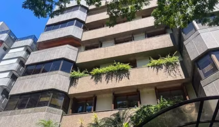 Oportunidade para morar em Porto Alegre  no miolo do bairro Auxiliadora. São 250m2, divididos entre 04 dormitórios, 01 suíte com sacada e closet, ampla área social com área externa,, lareira, espaço c