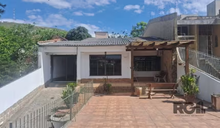 Casa residencial de 3 dormitórios com pátio, piscina e área gourmet no Bairro Glória.&lt;BR&gt;&lt;BR&gt;Excelente imóvel com uma área construída de 190 m². A casa principal possui 88 m² de área priva