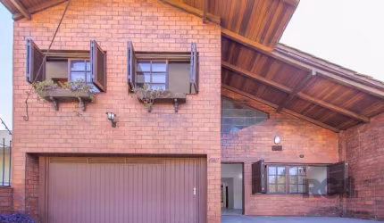Esta charmosa casa térrea é perfeita para quem busca conforto, espaço e praticidade. Com dois dormitórios no térreo sendo  um com suíte, e  terceiro com projeto no mezanino, a residência oferece versa