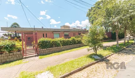 Casa de Esquina no Bairro Chácara das Pedras! Localizada na Matias José Bins, na divisa com o bairro Três Figueiras, esta residência é perfeita para quem busca conforto, espaço e praticidade em uma re