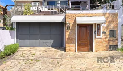 Descubra esta charmosa casa à venda no coração da zona sul de Porto Alegre. Localizada em um bairro tranquilo e arborizado, esta propriedade residencial oferece o equilíbrio perfeito entre conforto e 