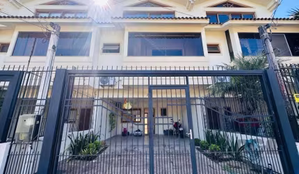Venha se encantar com esse imponente sobrado mobiliado de 3 dormitórios na Zona Sul de Porto Alegre. Com uma área de 215 metros quadrados, essa residência oferece o equilíbrio perfeito entre elegância