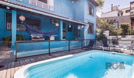 Está em busca de uma casa para comprar? Tenho uma residência para lhe apresentar no bairro Partenon. Casa com área privativa de 216m², 4 dormitórios, 1 suíte master, closet, 2 banheiros, piscina e uma