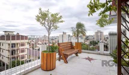 Cobertura no bairro Partenon com 163m² privativos, 3 dormitórios, living para 3 ambientes com cozinha americana, forno a lenha, churrasqueira, lavanderia, 2 banheiros sociais, 2 vagas de garagem. Imóv