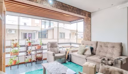 Ótimo apartamento de 94,65m² de área privativa no bairro Santana! O imóvel é composto por amplo living para dois ambientes com sacada integrada, 2 dormitórios sendo 1 com sacada fechada, banheiro soci
