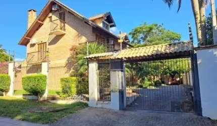 Ótimo e amplo sobrado no bairro Ipanema, de 3 pavimentos, semi mobiliado, com 268m² construídos, de 3 dormitórios e 2 vagas. Possui no andar térreo: sala de estar com lareira, sala de jantar, lavabo, 