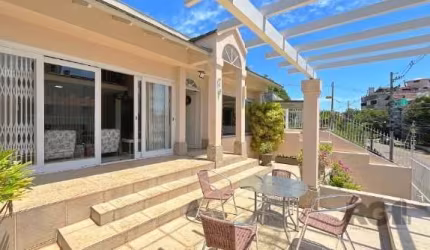 MAGNÍFICA CASA TOTALMENTE REFORMADA - CONFORTO, SOFISTICAÇÃO E LOCALIZAÇÃO PRIVILEGIADA&lt;BR&gt;Se você busca um lar que combine espaço, sofisticação e uma localização estratégica, esta casa é a esco