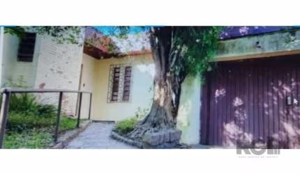 Excelente terreno em ponto alto, portanto privilegiado no bairro Menino Deus, com casa construída em cima do terreno, porém necessita de ampla reforma, ou somente o terreno para investidores ou constr