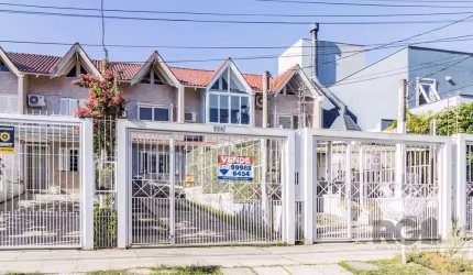 Sua nova casa te espera! Desfrute de conforto e praticidade junto a zona sul de Porto Alegre, localizado em uma das ruas principais do Guarujá. Perfeito para quem busca um lar aconchegante e funcional